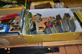 A QUANTITY OF ASSORTED OO GAUGE MODEL RAILWAY ITEMS, to include unboxed Lima class 43 High Speed