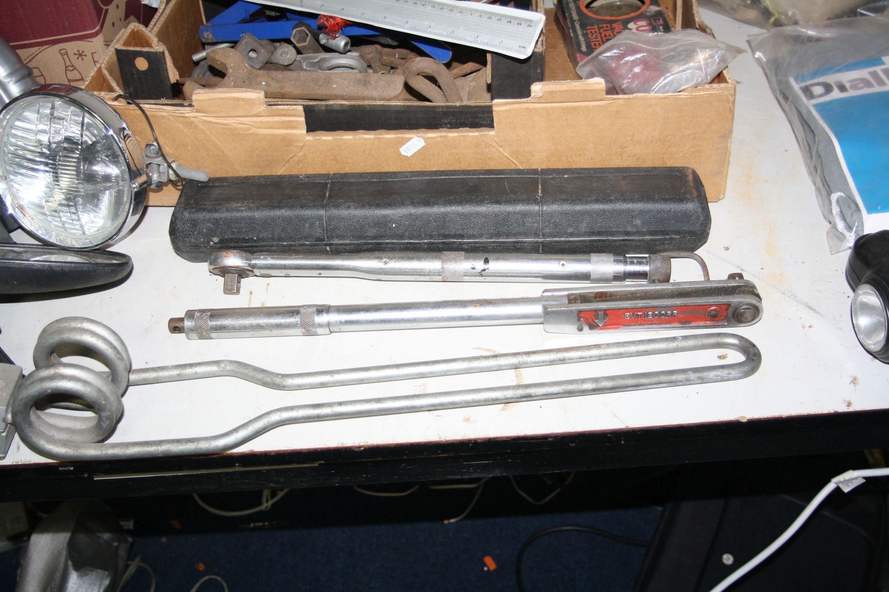 A TRAY AND A BOX CONTAINING AUTOMOTIVE TOOLS AND ACCESSORIES including a pair of caravan extension - Image 5 of 6