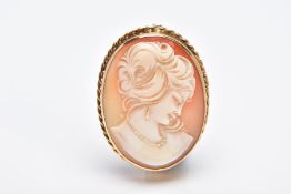 A 9CT GOLD CAMEO BROOCH, of an oval design, the cameo depicting a lady in profile within a collet