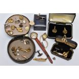 A SELECTION OF ITEMS, to include a 9ct rose gold cased wristwatch circular discoloured dial,
