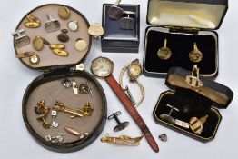 A SELECTION OF ITEMS, to include a 9ct rose gold cased wristwatch circular discoloured dial,