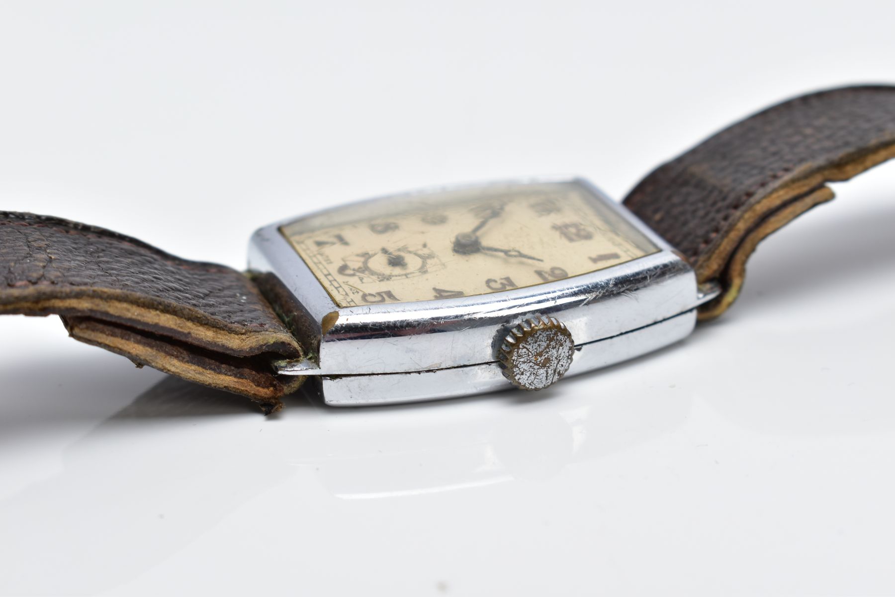 A GENTS WRISTWATCH, curved rectangular cream dial, Arabic numerals, with a seconds subsidiary dial - Image 5 of 8