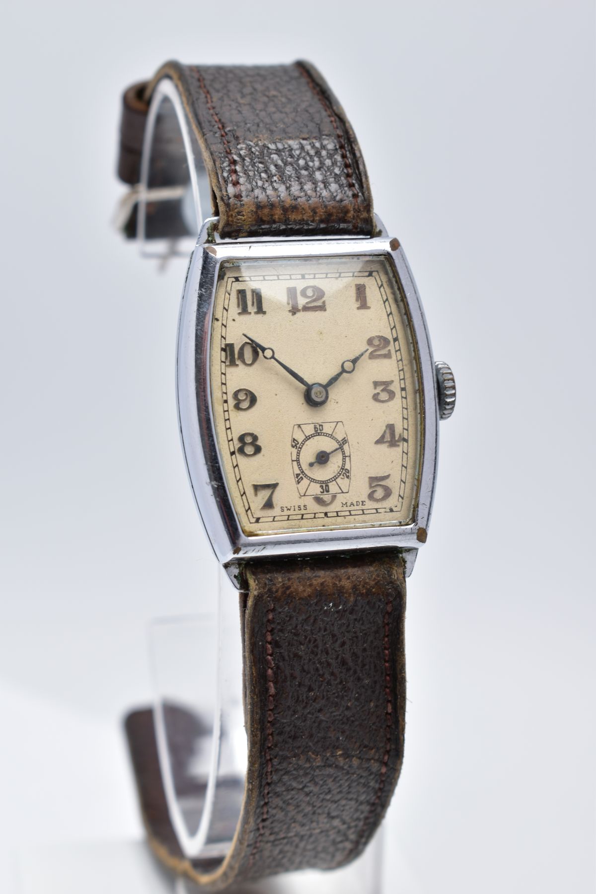 A GENTS WRISTWATCH, curved rectangular cream dial, Arabic numerals, with a seconds subsidiary dial - Image 2 of 8