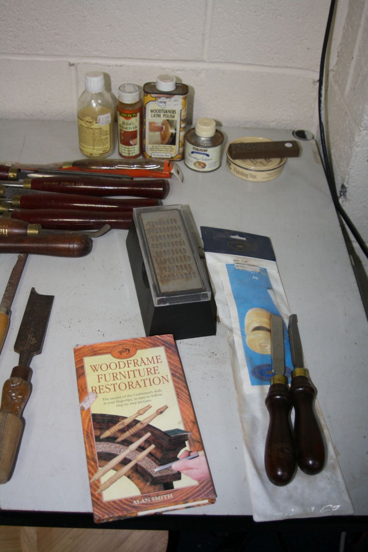 A TRAY CONTAINING WOOD TURNING CHISELS AND GOUGES, a Duplexing chuck, Thread Chaser including - Image 4 of 5