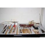 A TRAY CONTAINING WOOD TURNING CHISELS AND GOUGES, a Duplexing chuck, Thread Chaser including