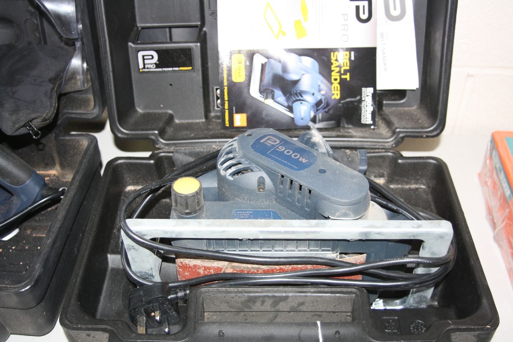 A PERFORMANCE PRO 900W BELT SANDER, a 800w Electric planer and a Black and Decker heat gun sealed - Image 3 of 4