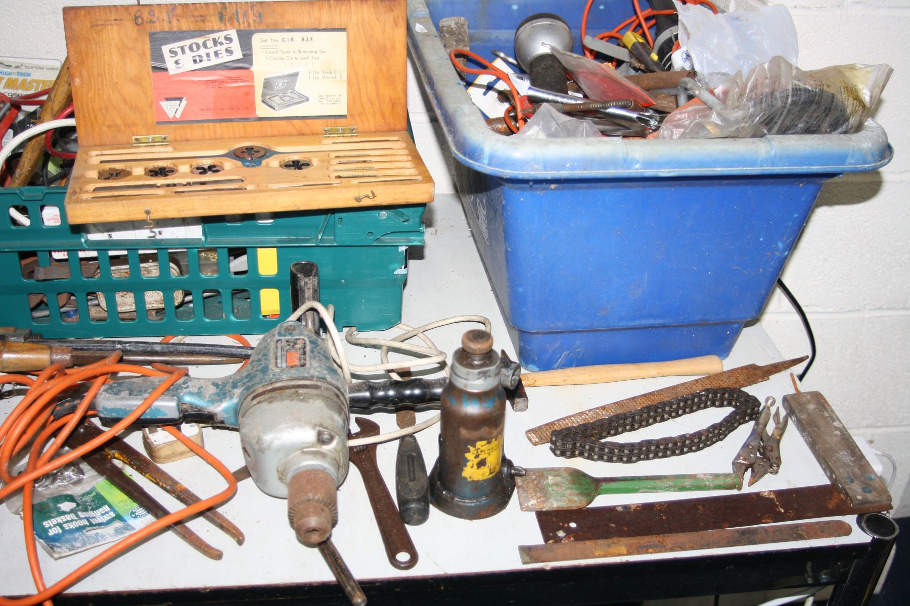 THREE TRAYS CONTAINING HAND TOOLS AND VINTAGE POWER TOOLS (untested) including an Imperial tap and - Image 5 of 6