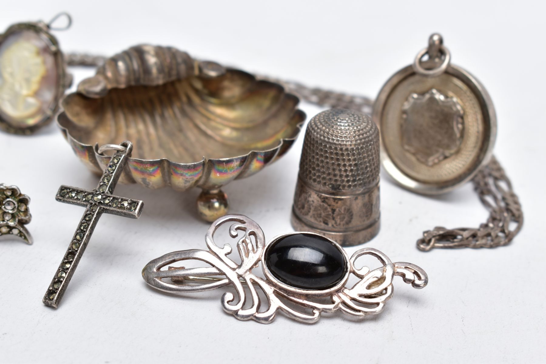 A SMALL QUANTITY OF SILVER AND WHITE METAL ITEMS, to include a small silver trinket dish in the form - Image 2 of 4