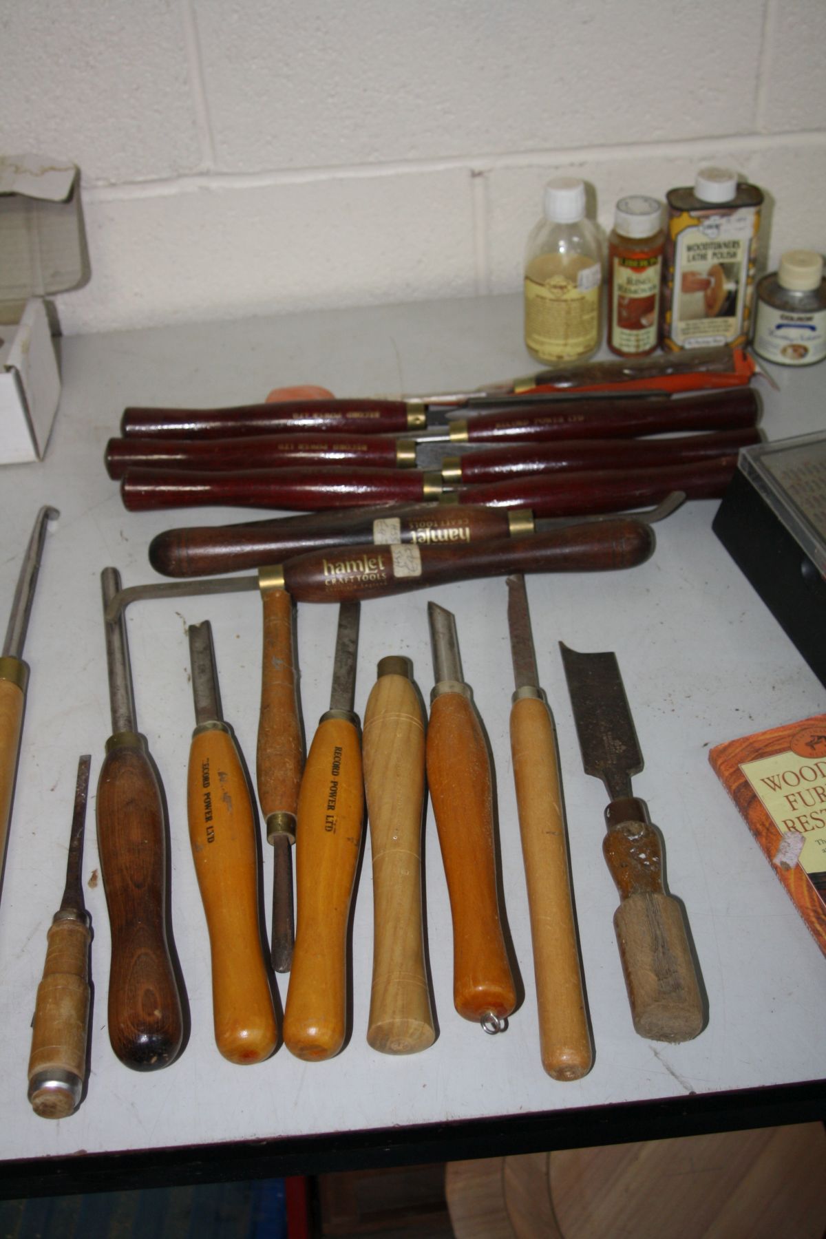 A TRAY CONTAINING WOOD TURNING CHISELS AND GOUGES, a Duplexing chuck, Thread Chaser including - Image 3 of 5