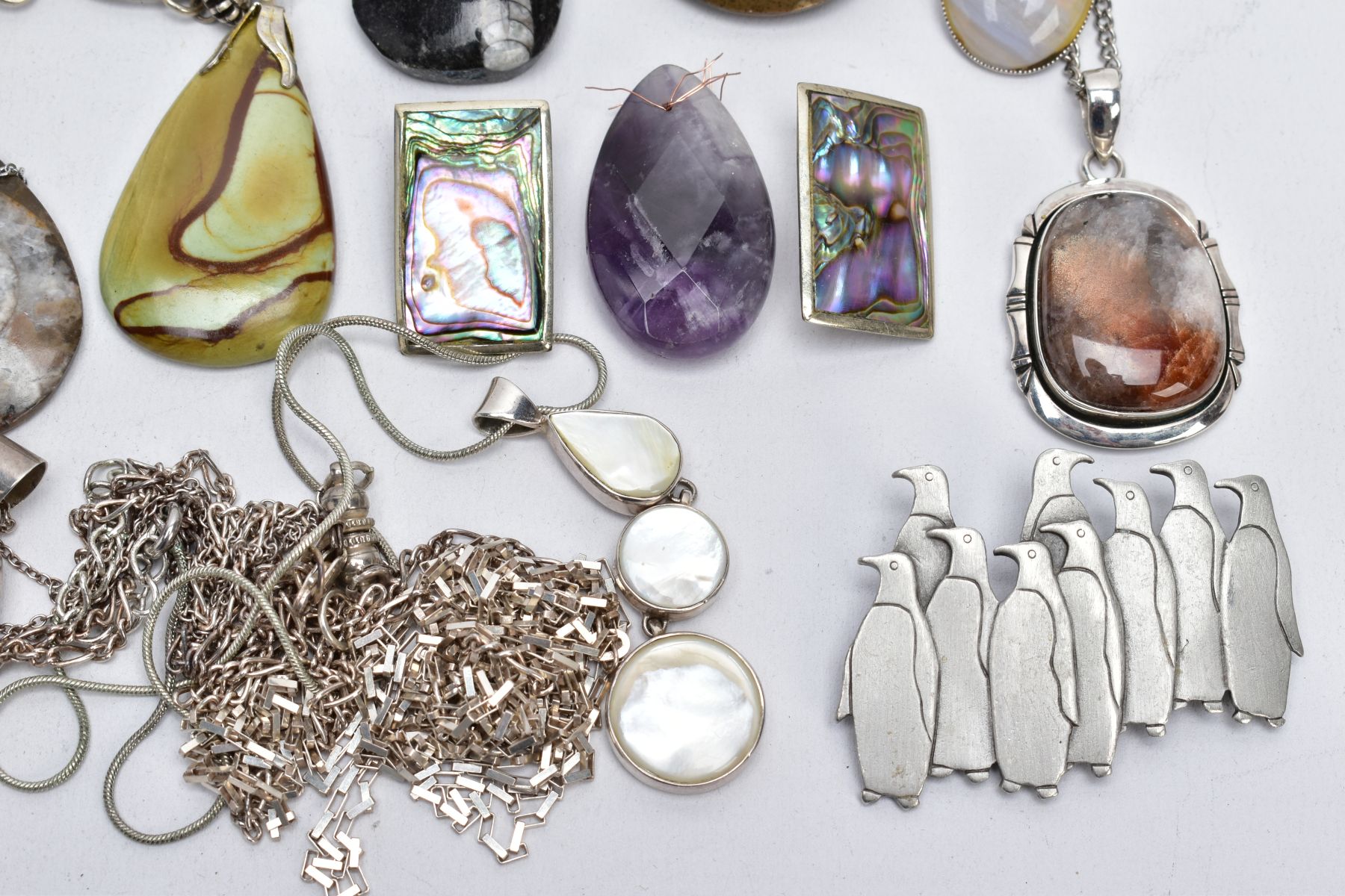 A SELECTION OF SILVER AND WHITE METAL SEMI-PRECIOUS SET JEWELLERY AND BROOCHES/PENDANTS, to - Image 2 of 7