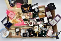 AN ASSORTMENT OF WHITE METAL JEWELLERY AND A JEWELLERY BOX WITH COSTUME JEWELLERY, to include a
