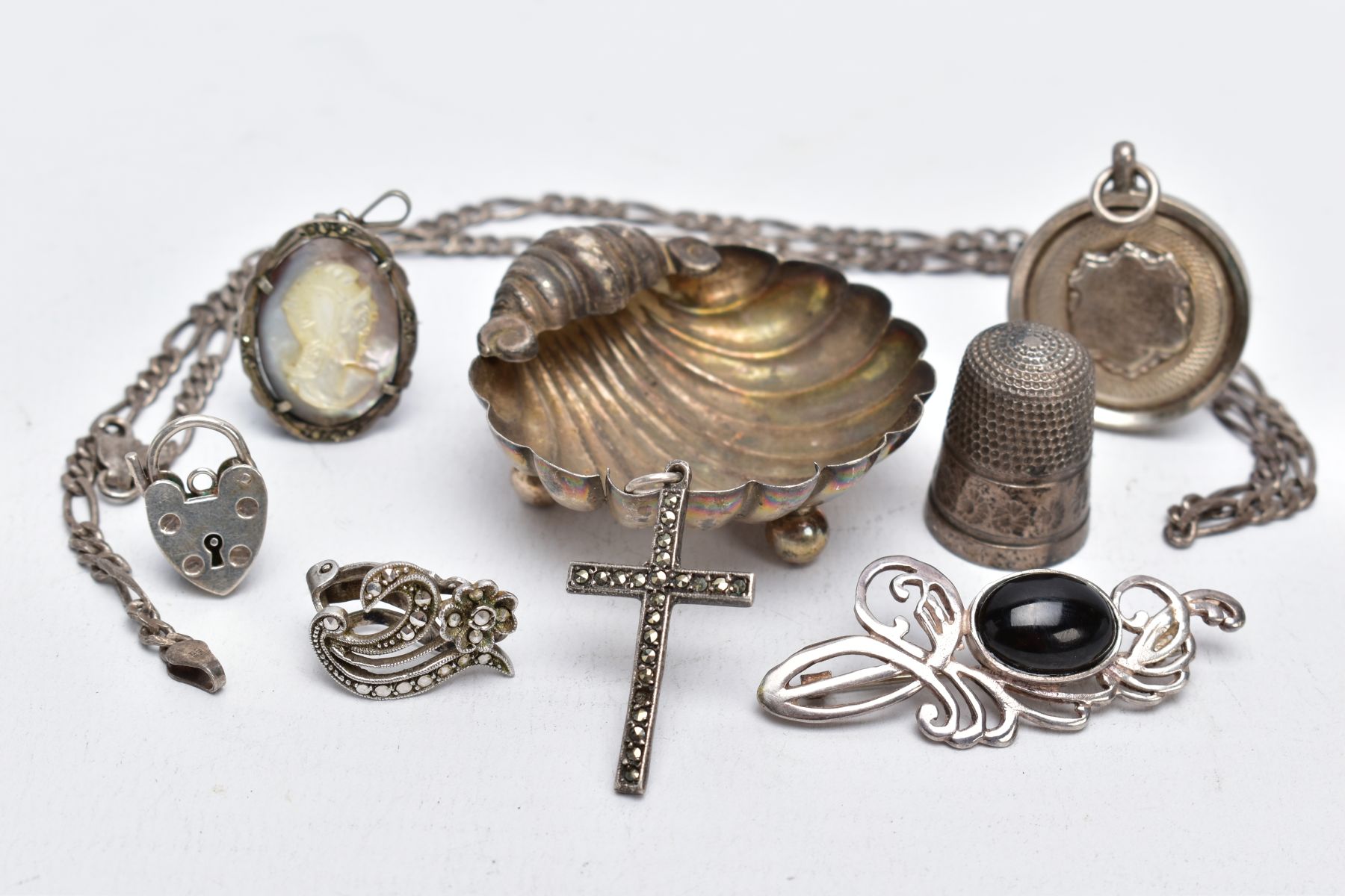 A SMALL QUANTITY OF SILVER AND WHITE METAL ITEMS, to include a small silver trinket dish in the form