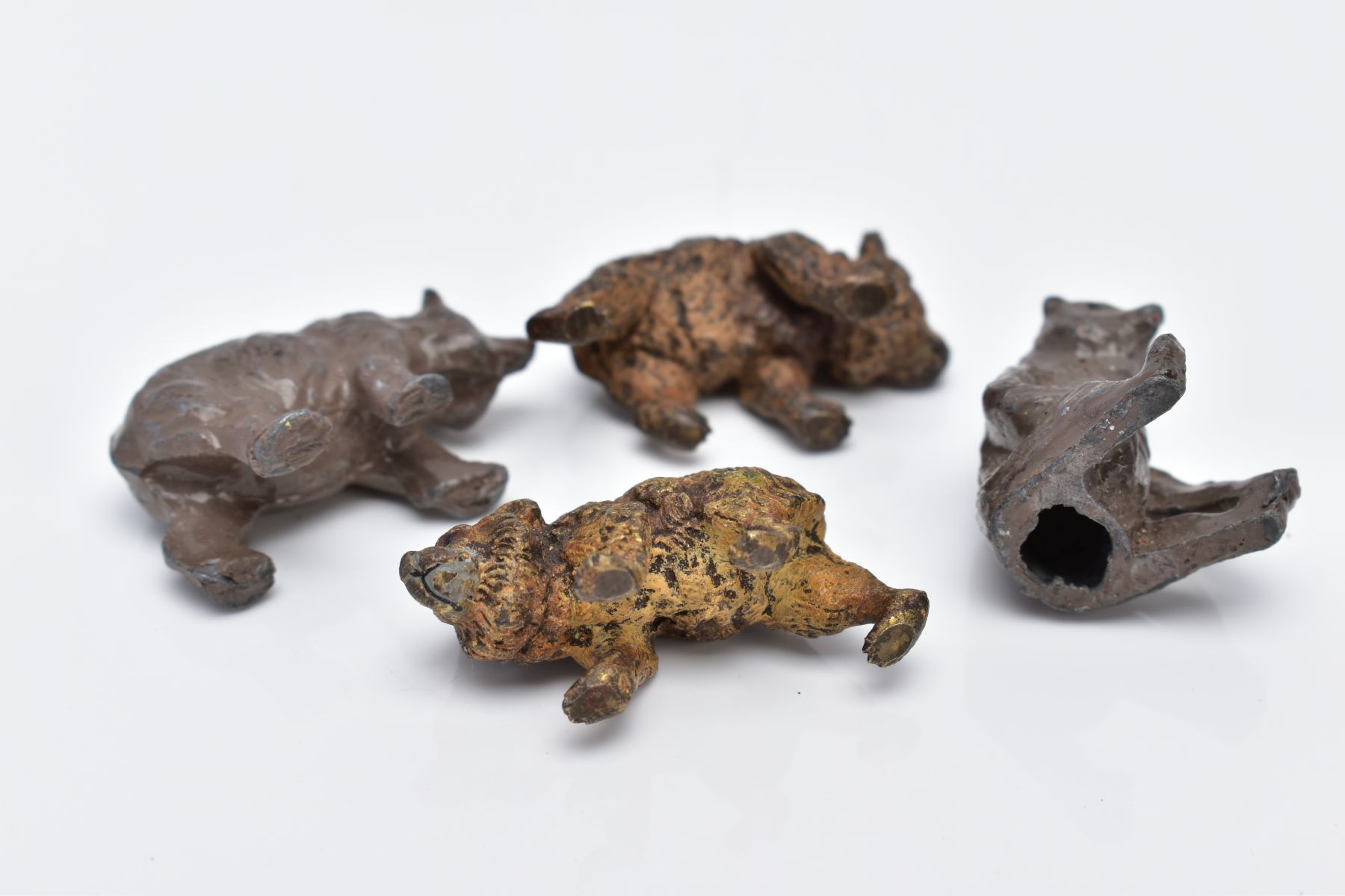 A SMALL QUANTITY OF MINIATURE BEAR FIGURES, to include two painted lead bears one sitting and one in - Image 5 of 5