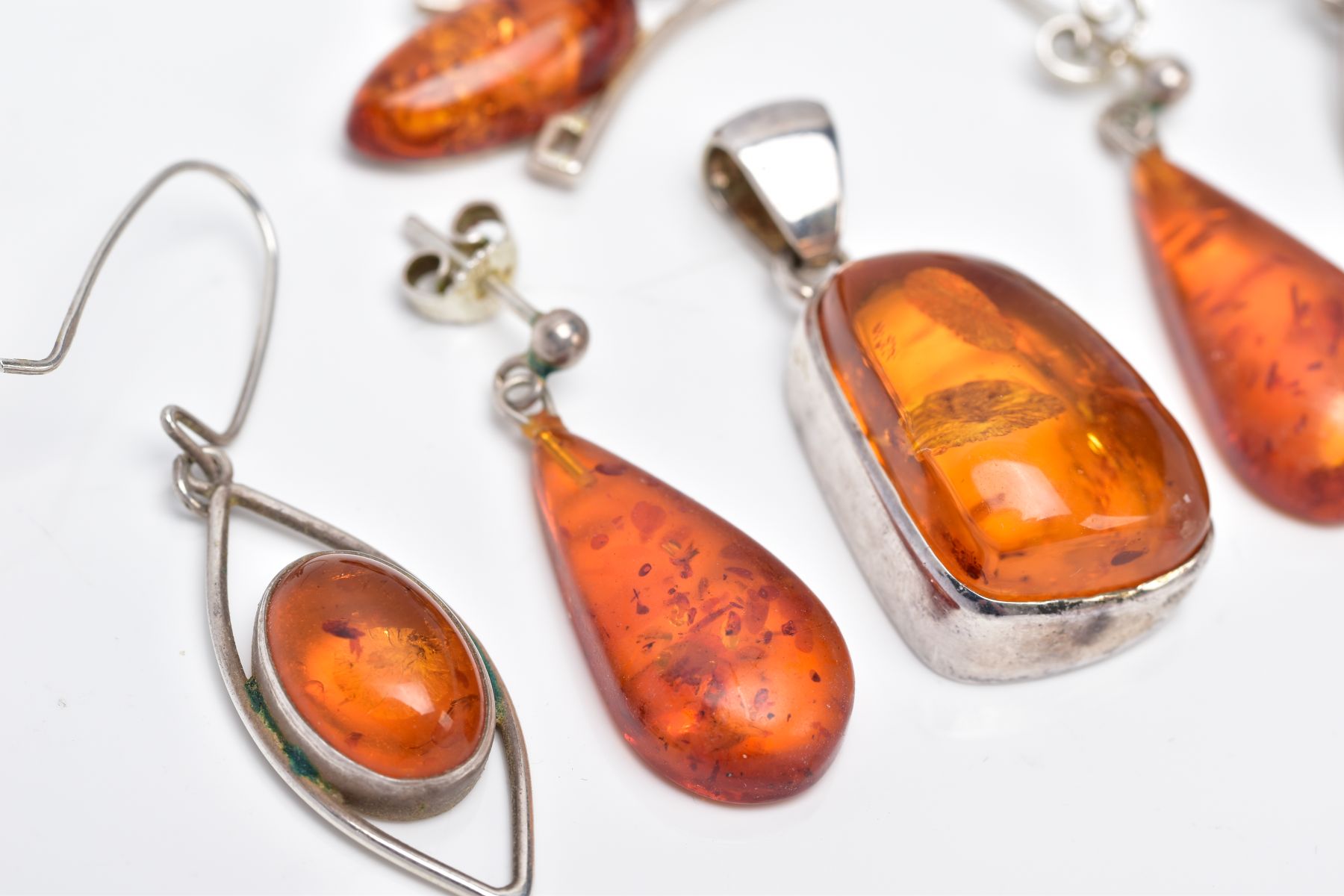 A COLLECTION OF MODERN AMBER JEWELLERY, to include an abstract shaped pendant, two pairs of drop - Image 2 of 6