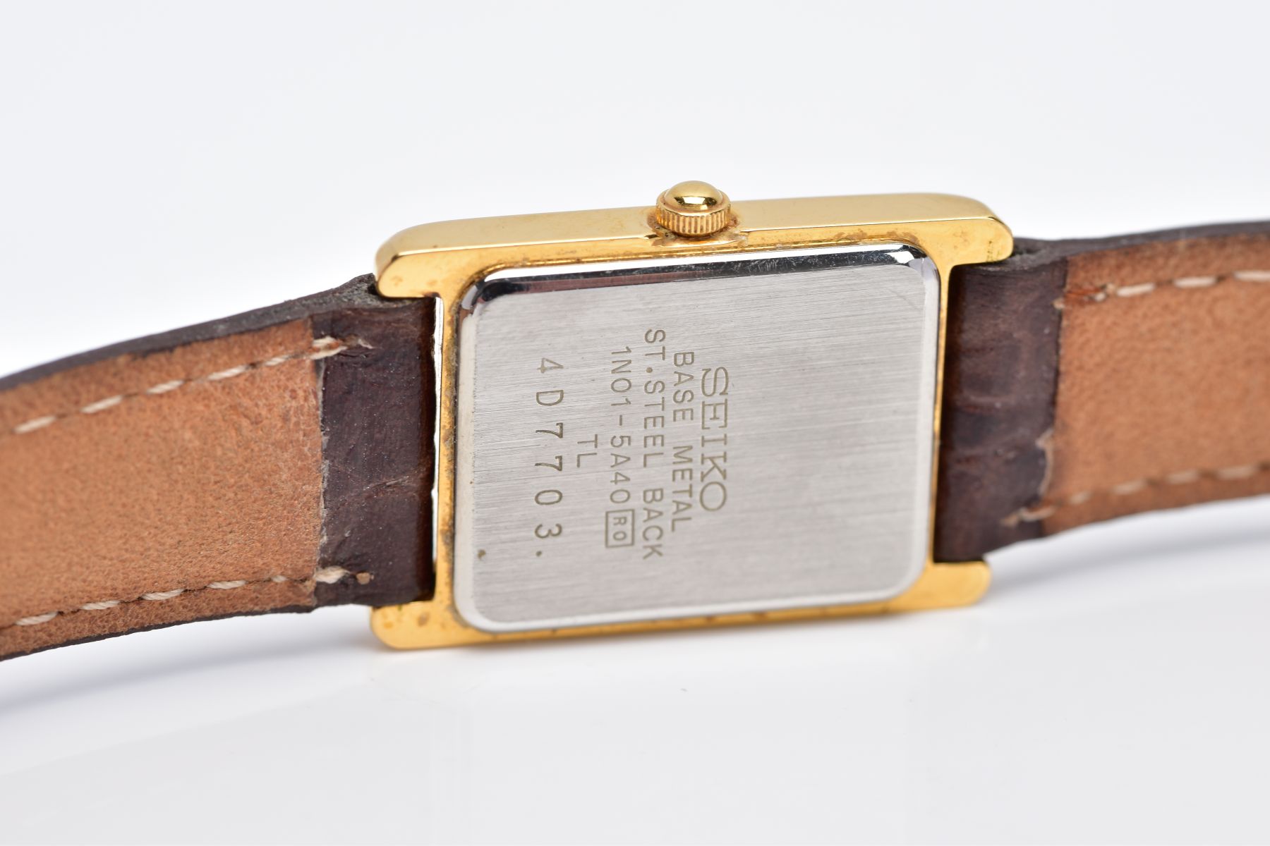 A LADIES GOLD PLATED SEIKO WRISTWATCH, rectangular gold coloured dial signed 'Seiko quartz', baton - Image 4 of 5