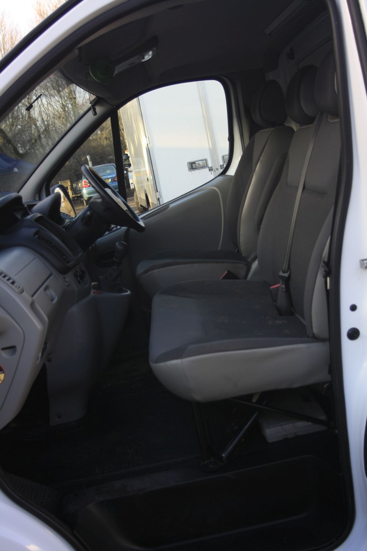 A 2011 VAUXHALL VIVARO 2700 CDTi 89 SWB PANEL VAN 1995cc Deisel Engine 6 speed Manual gearbox, one - Image 7 of 9