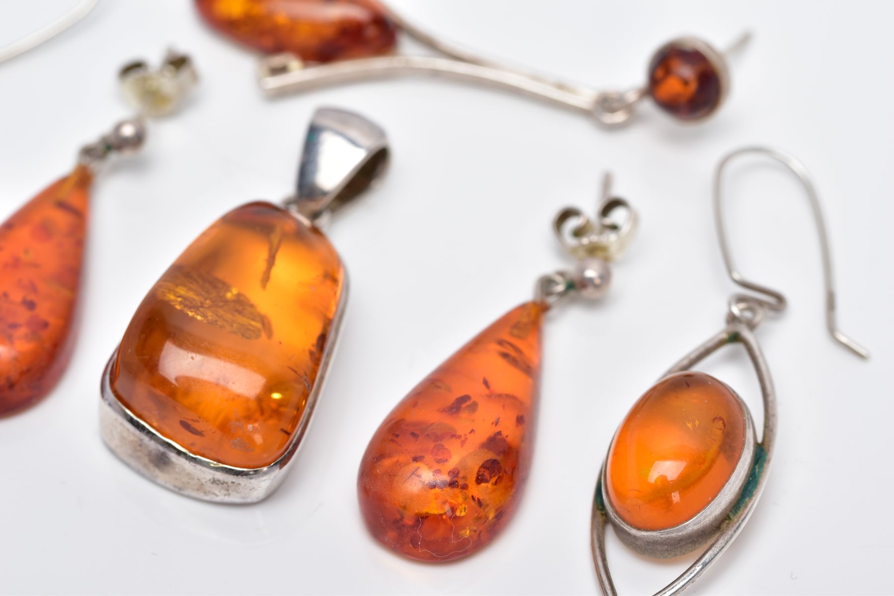 A COLLECTION OF MODERN AMBER JEWELLERY, to include an abstract shaped pendant, two pairs of drop - Image 3 of 6