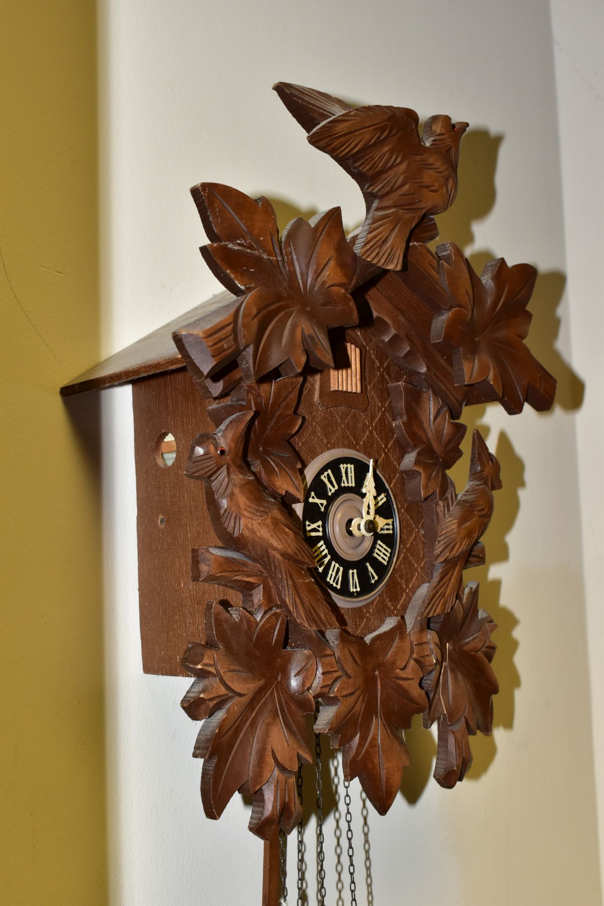 A MID 20TH CENTURY WOODEN CASED CUCKOO CLOCK, carved with three birds and an arrangement of leaves - Image 4 of 4