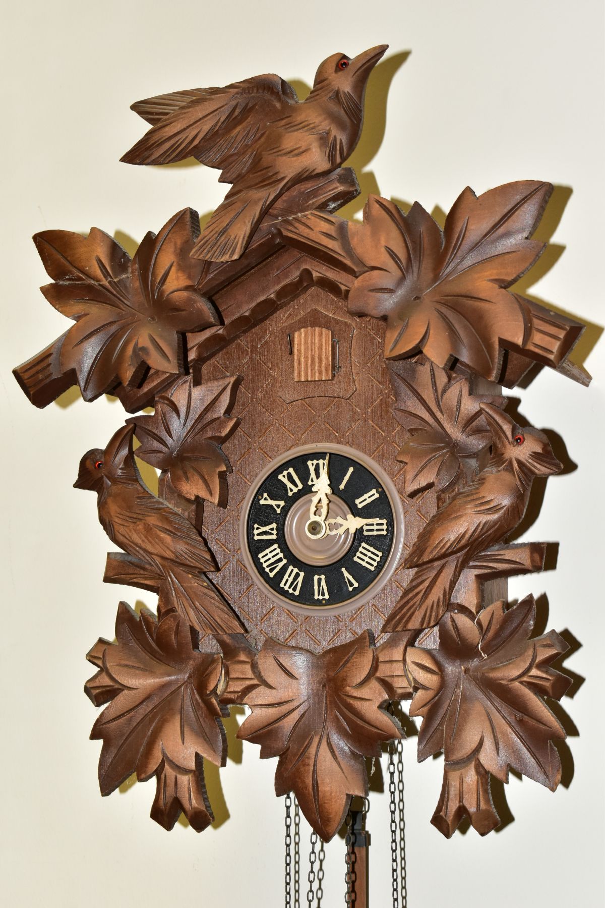 A MID 20TH CENTURY WOODEN CASED CUCKOO CLOCK, carved with three birds and an arrangement of leaves - Image 2 of 4