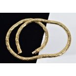 AN 18CT GOLD ARTICULATED CHAIN, fitted with an integrated box clasp and an additional figure of