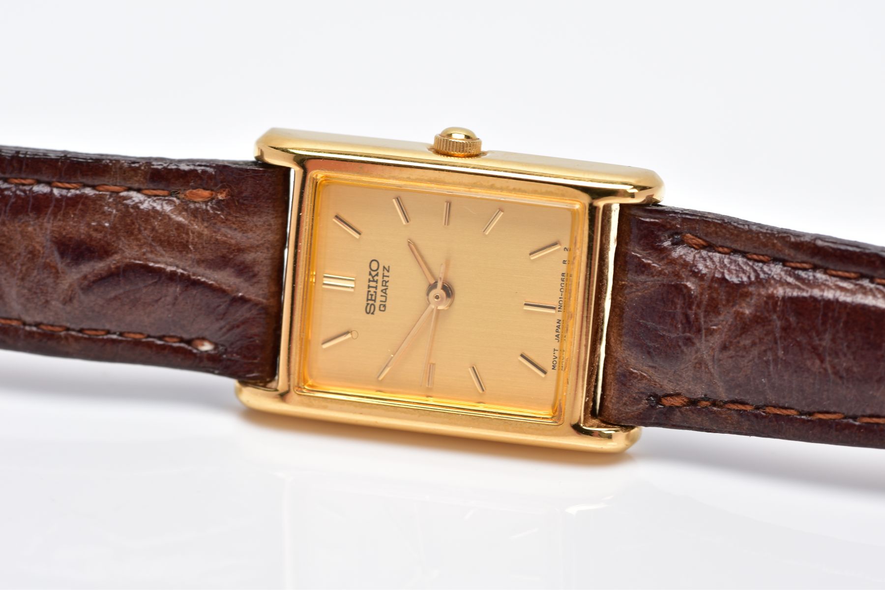 A LADIES GOLD PLATED SEIKO WRISTWATCH, rectangular gold coloured dial signed 'Seiko quartz', baton - Image 3 of 5