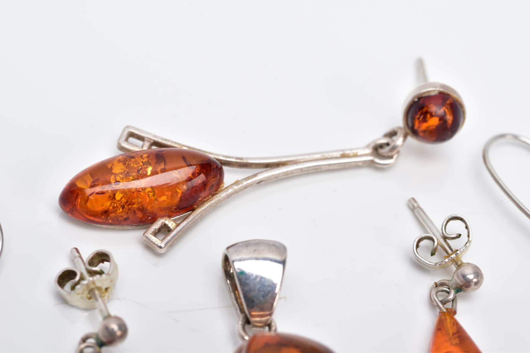 A COLLECTION OF MODERN AMBER JEWELLERY, to include an abstract shaped pendant, two pairs of drop - Image 4 of 6