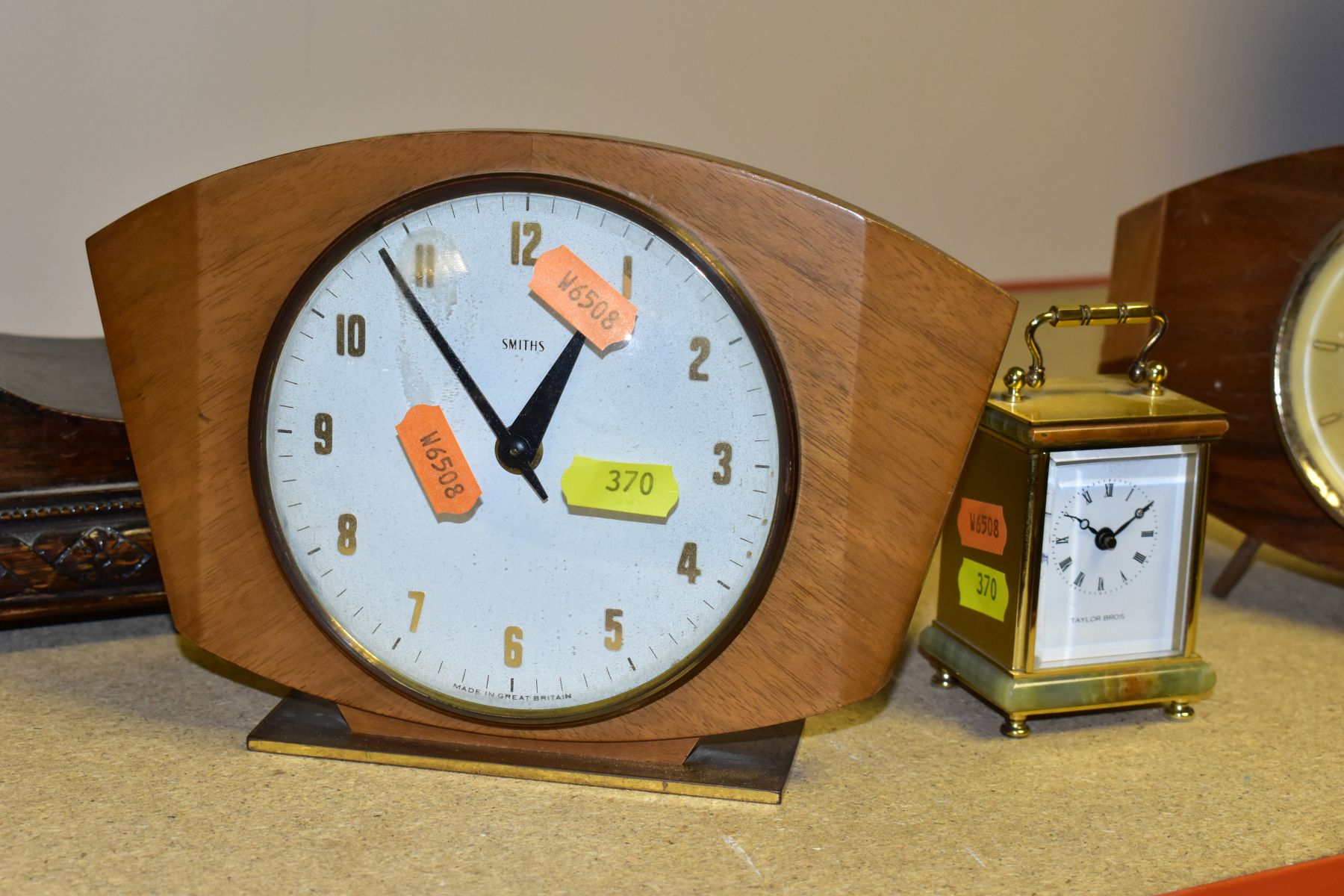 SIX VARIOUS CLOCKS INCLUDING TWO 1920'S/30'S OAK DOME TOP MANTEL CLOCKS, (a Smiths Westminster chime - Image 5 of 9