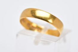 A 22CT GOLD WEDDING BAND, of a plain polished design, approximate width 4.5mm, hallmarked 22ct