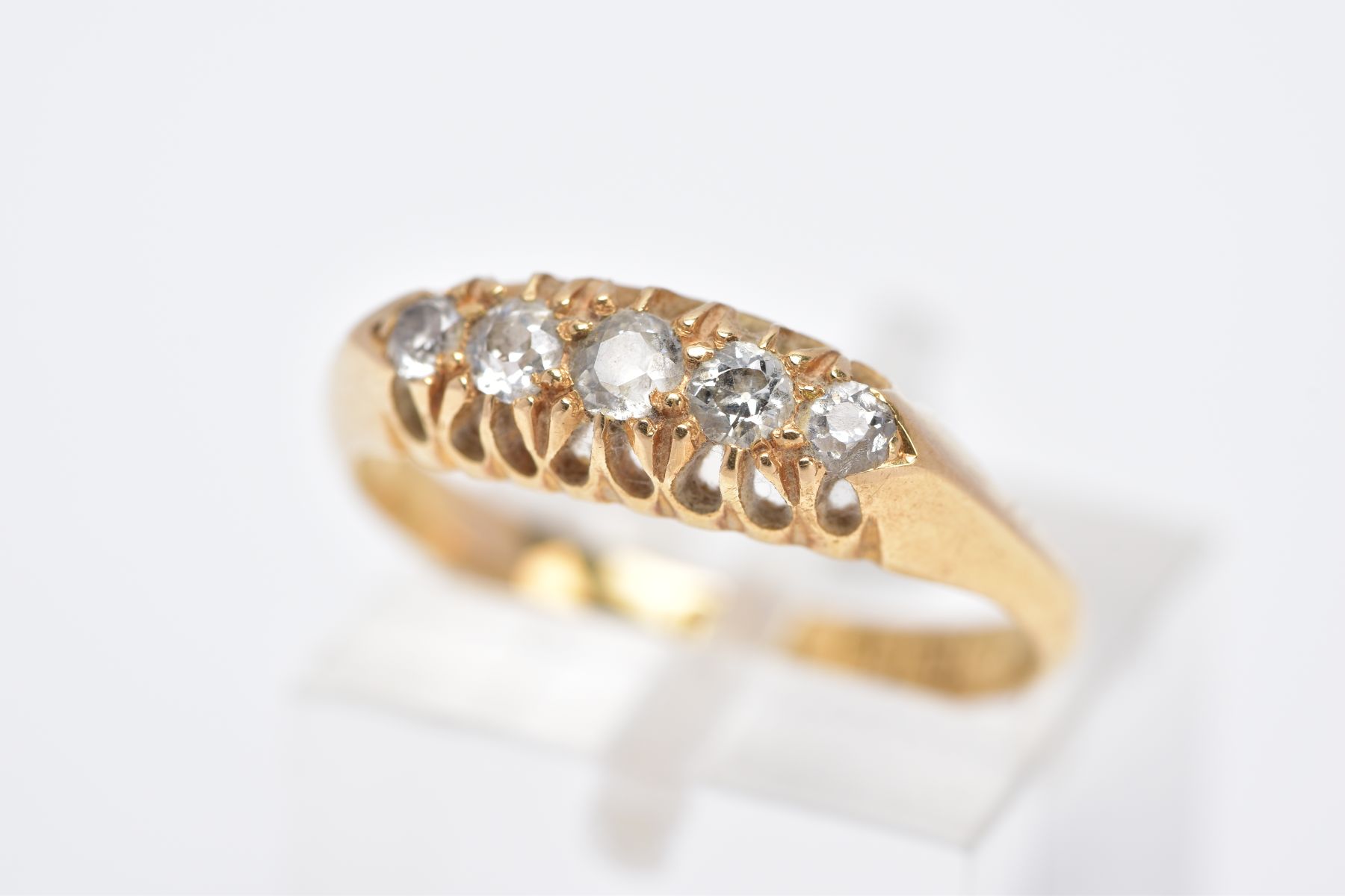 AN 18CT GOLD FIVE STONE DIAMOND RING, set with five graduated old cut diamonds, total estimated