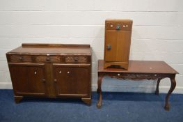 A 1940'S OAK SIDEBOARD, width 133cm x depth 45cm x height 93cm along with a mahogany side table with