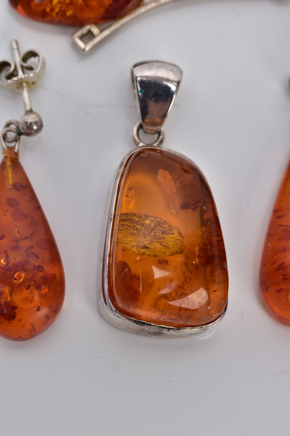 A COLLECTION OF MODERN AMBER JEWELLERY, to include an abstract shaped pendant, two pairs of drop - Image 5 of 6