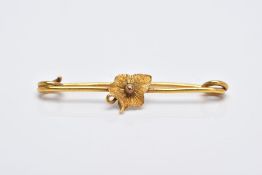AN EARLY 20TH CENTURY FOLIATE BROOCH, designed with a single bead detailed leaf on a plain