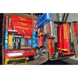 A QUANTITY OF BOXED AND UNBOXED OO GAUGE MODEL RAILWAY ITEMS, to include boxed Lima King class