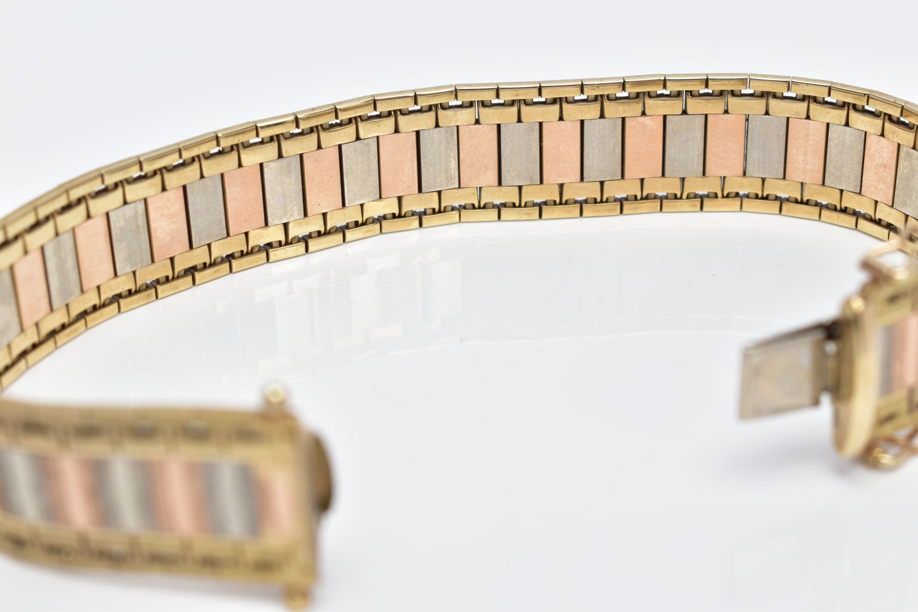 A 9CT TRI-COLOURED GOLD WIDE FLAT LINK BRACELET, designed with textured yellow, rose and white - Image 3 of 5