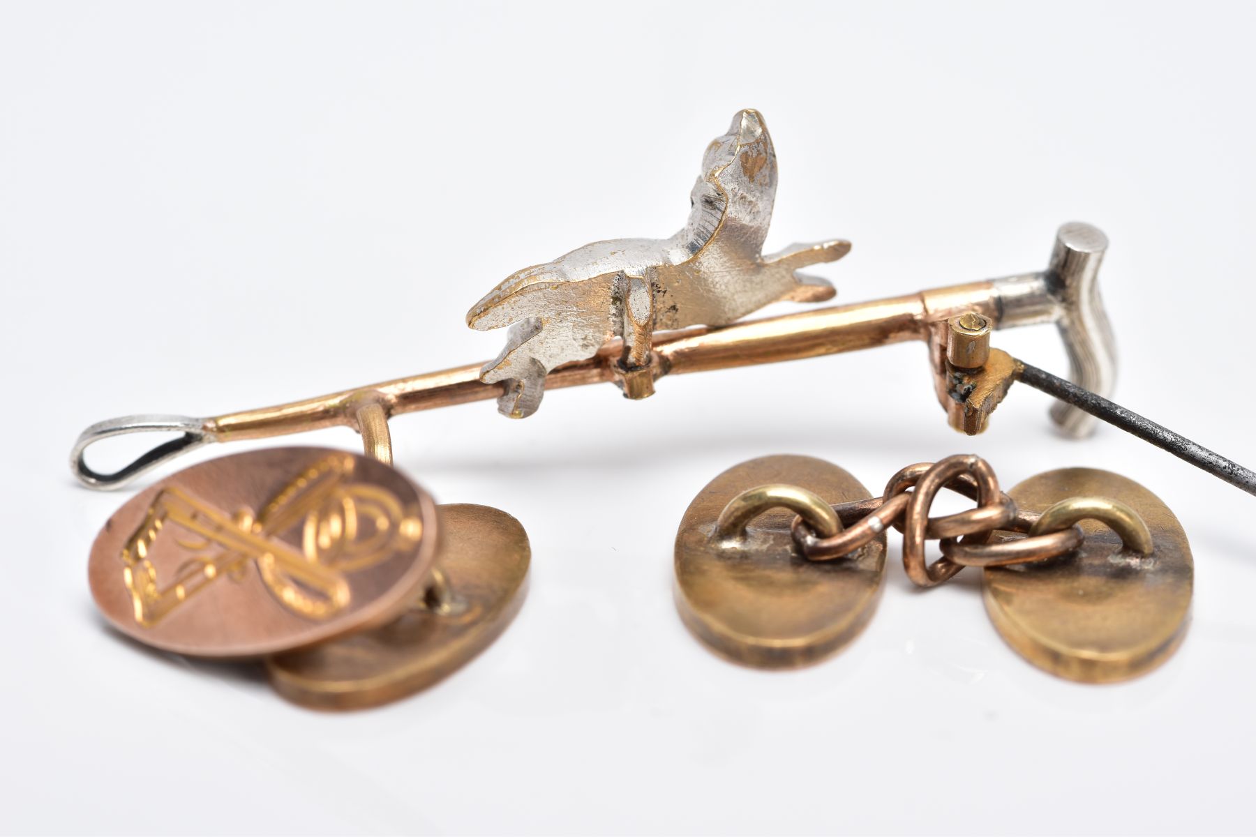 A BI-METAL HORSE AND HOUND BAR BROOCH, together with a pair of hunting cufflinks with chain - Image 3 of 3