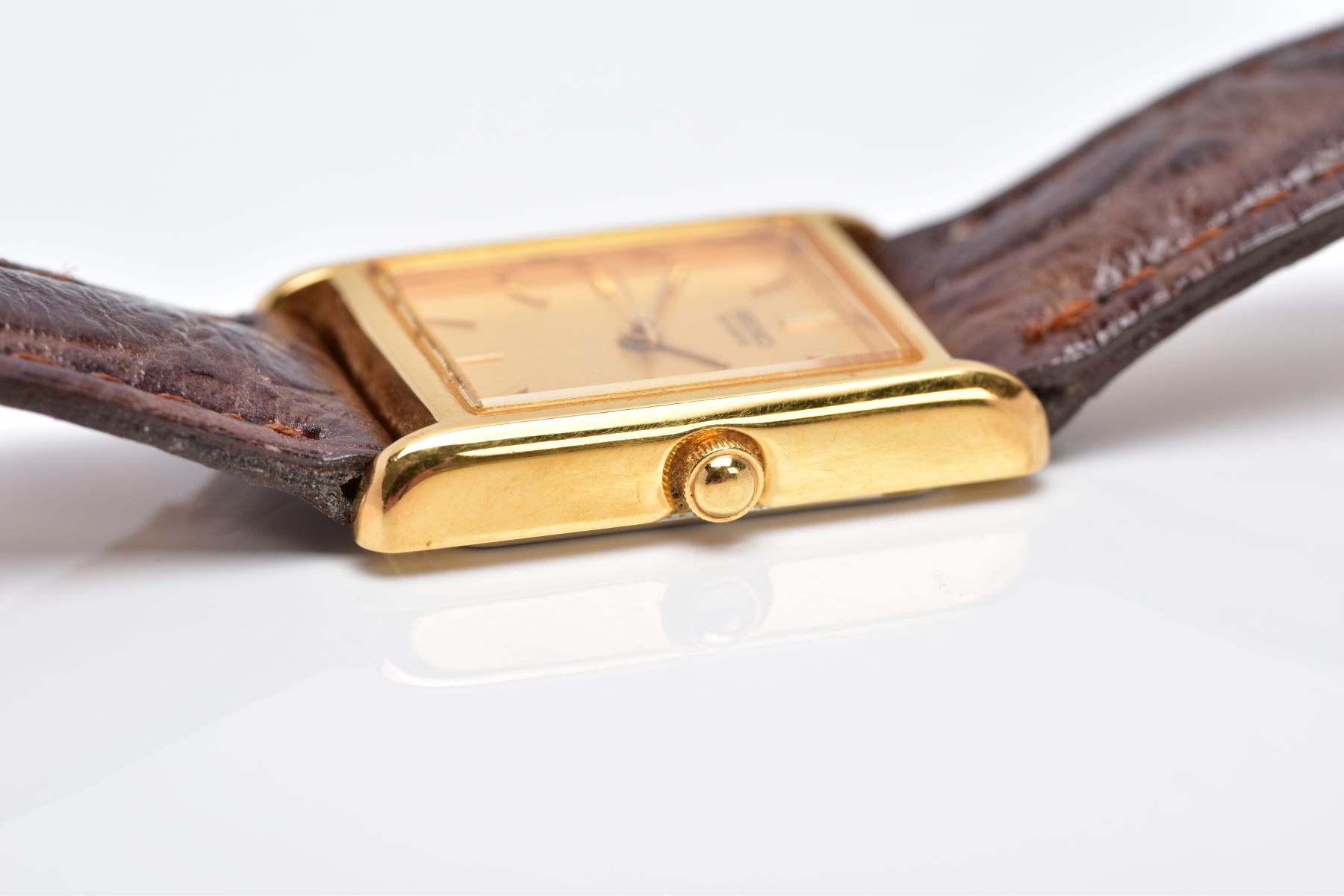 A LADIES GOLD PLATED SEIKO WRISTWATCH, rectangular gold coloured dial signed 'Seiko quartz', baton - Image 5 of 5