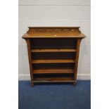 AN EARLY 20TH CENTURY OAK OPEN BOOKCASE, with later adjustable pine shelves, width 107cm x depth