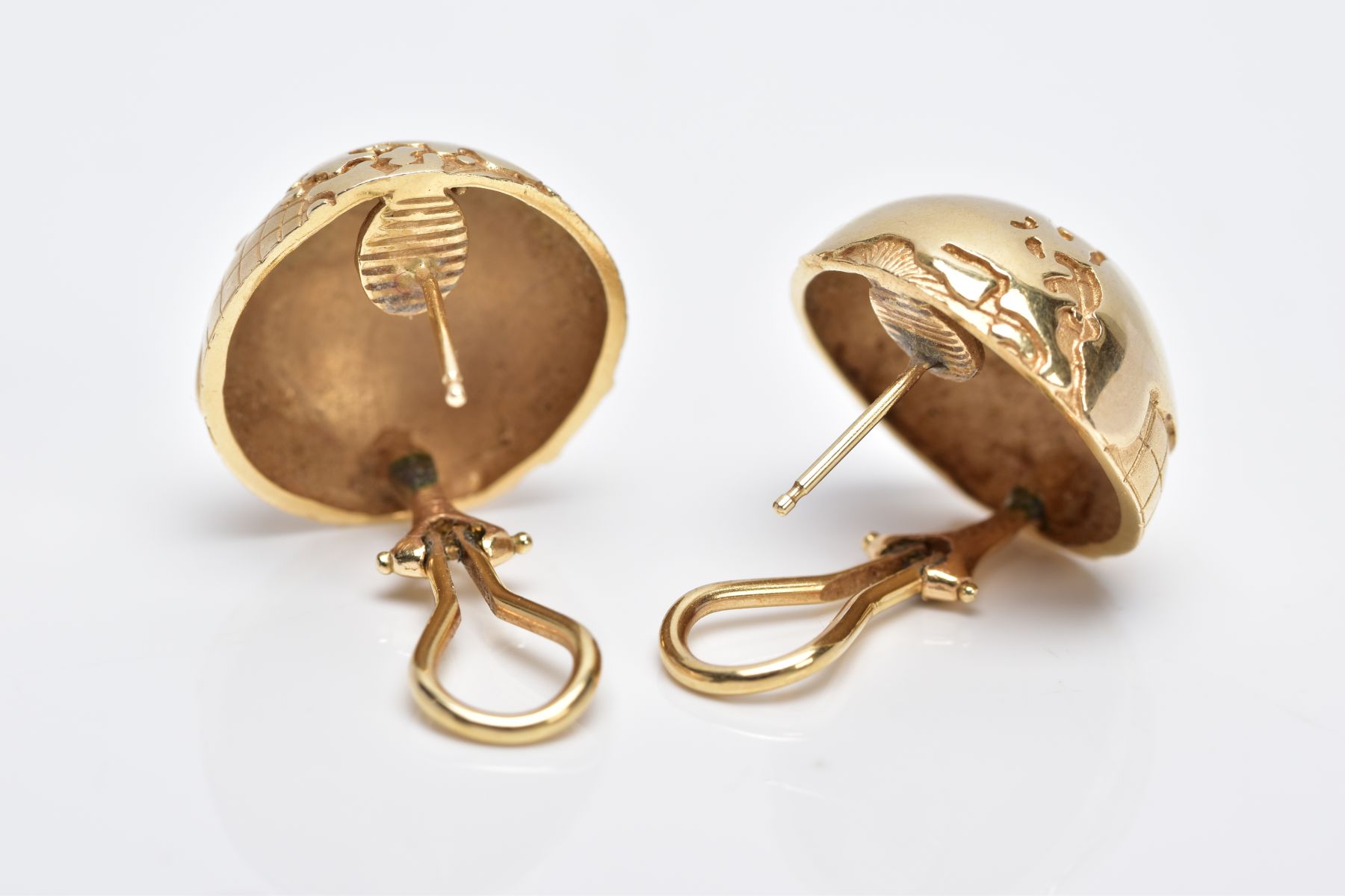 A PAIR OF YELLOW METAL EARRINGS, each of a circular half globe design with post and clip fittings - Image 4 of 4