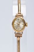 A LADIES 9CT GOLD ACCURIST WRISTWATCH, oval silver dial signed 'Accurist 21 jewels', baton markers