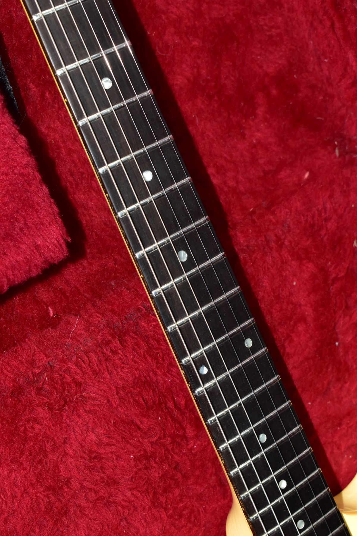 A 1985 GIBSON CUSTOM SHOP XPL EXPLORER GUITAR with a cream finish and black detailing (some - Image 3 of 6