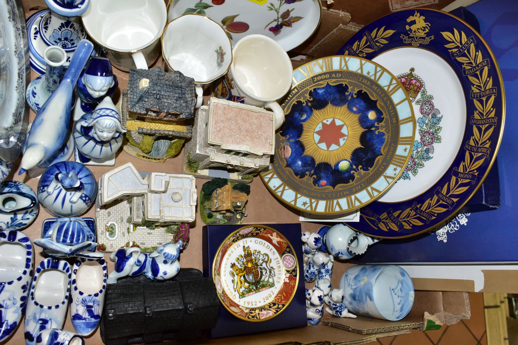 TWO BOXES AND LOOSE CERAMICS AND GLASS, ETC, to include six boxed Royal Worcester ramekins, two 11cm - Image 4 of 7