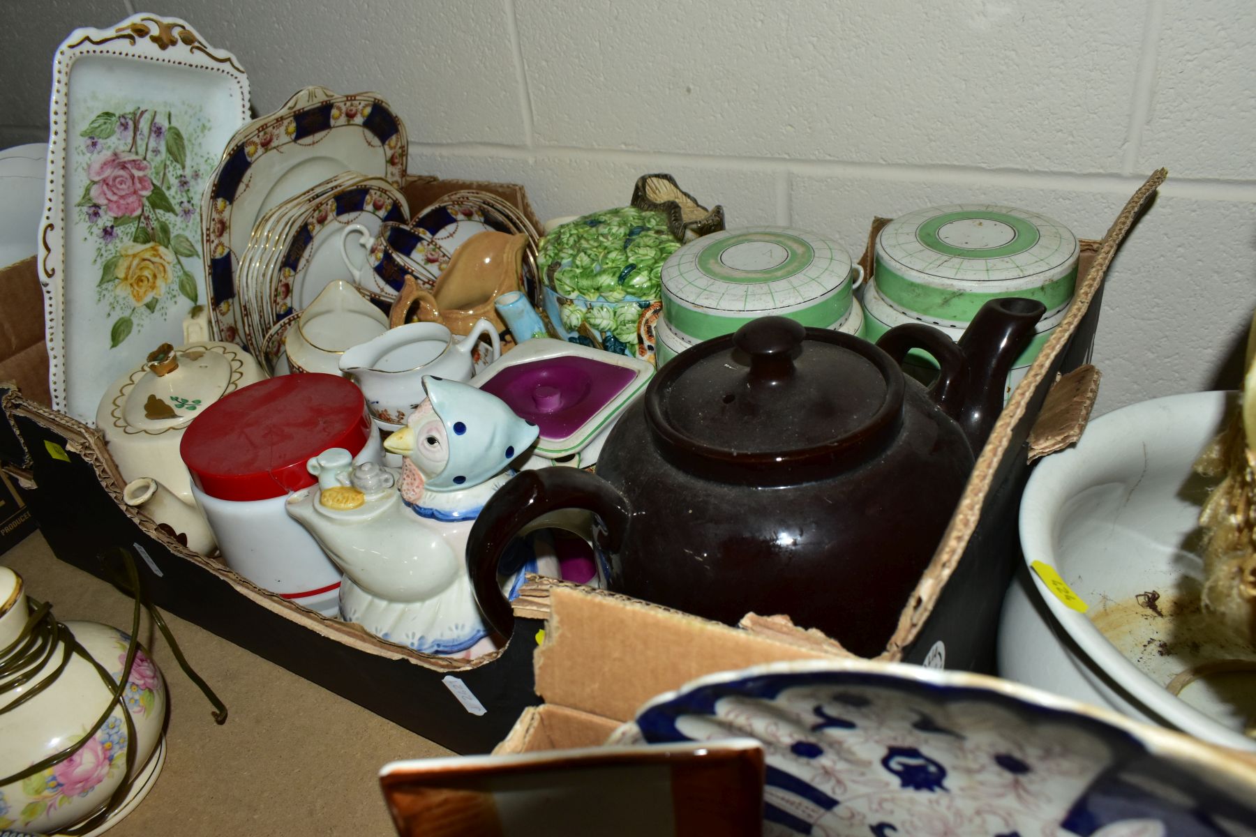 FIVE BOXES AND LOOSE CERAMICS, etc, including Victorian and later blue and white transfer printed - Image 11 of 13