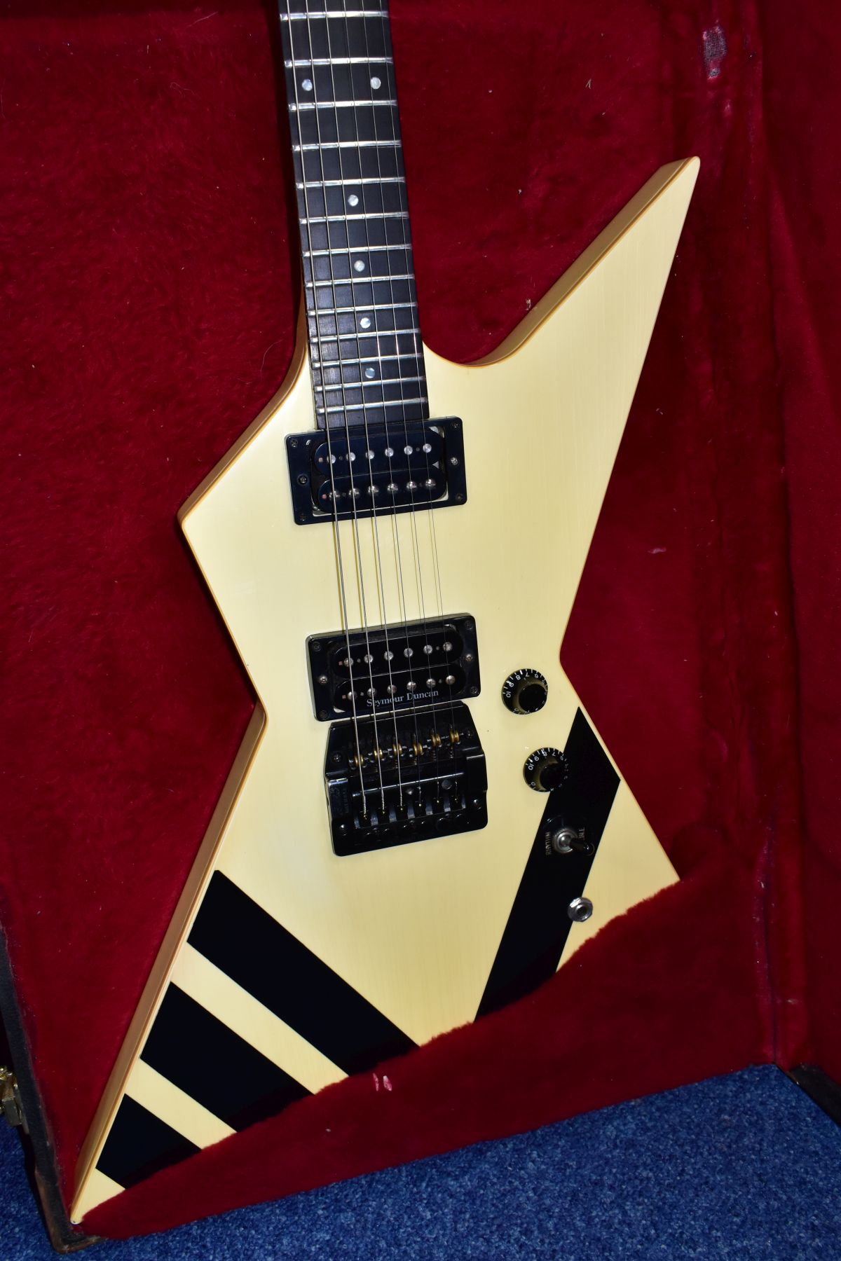 A 1985 GIBSON CUSTOM SHOP XPL EXPLORER GUITAR with a cream finish and black detailing (some - Image 4 of 6