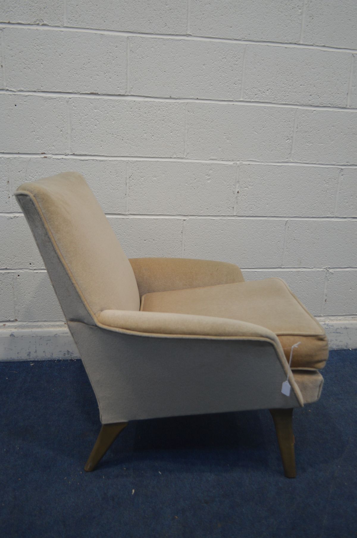 A PARKER KNOLL GAVOTTE CREAM UPHOLSTERED ARMCHAIR, on teak legs, stamped to underside pk934/5/6 ( - Image 3 of 4