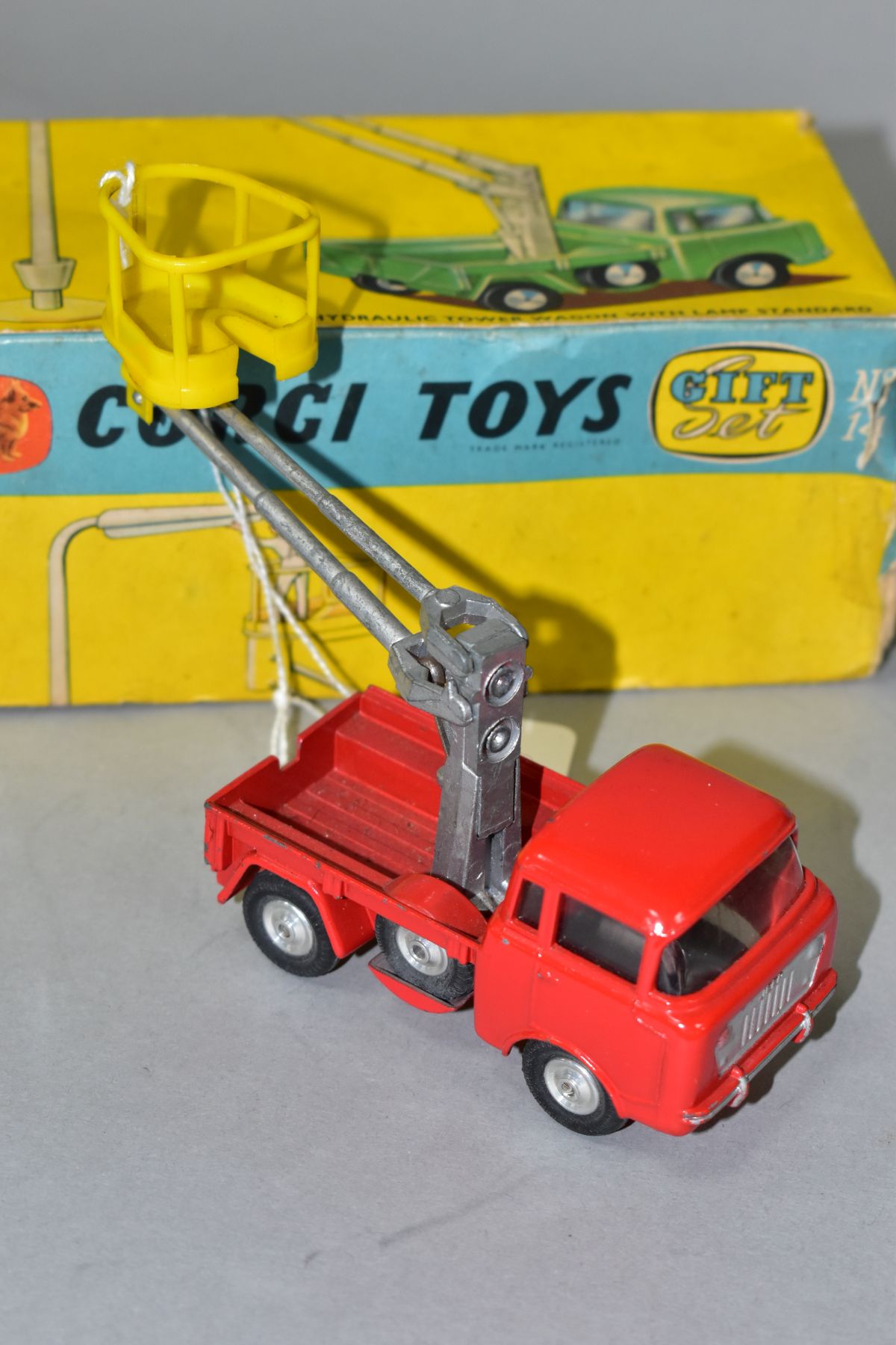 A BOXED CORGI TOYS GIFT SET, No 14, contains FC Jeep Tower Wagon, No 409 but is missing lamp - Image 7 of 11