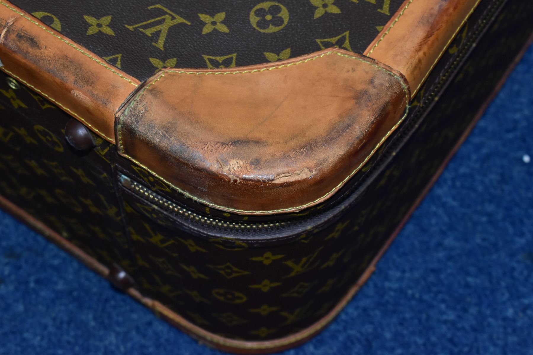 A LOUIS VUITTON MONOGRAM SUITCASE, tan leather trim, with a combination lock (locked, combination - Image 7 of 17