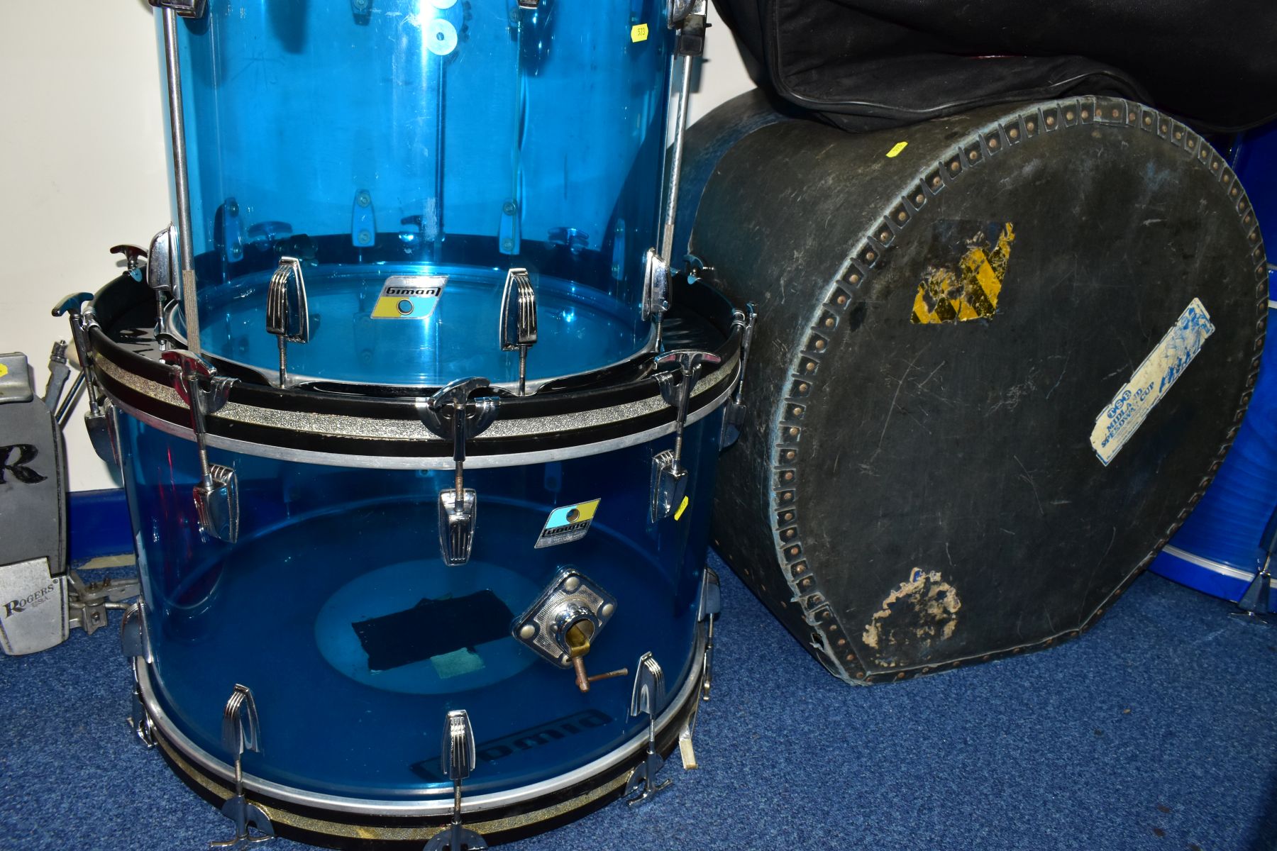 A 1970'S LUDWIG VISTALITE DRUM KIT IN PLEXI BLUE, comprising a 13inch x 9inch rack, a 14inch x - Image 6 of 7