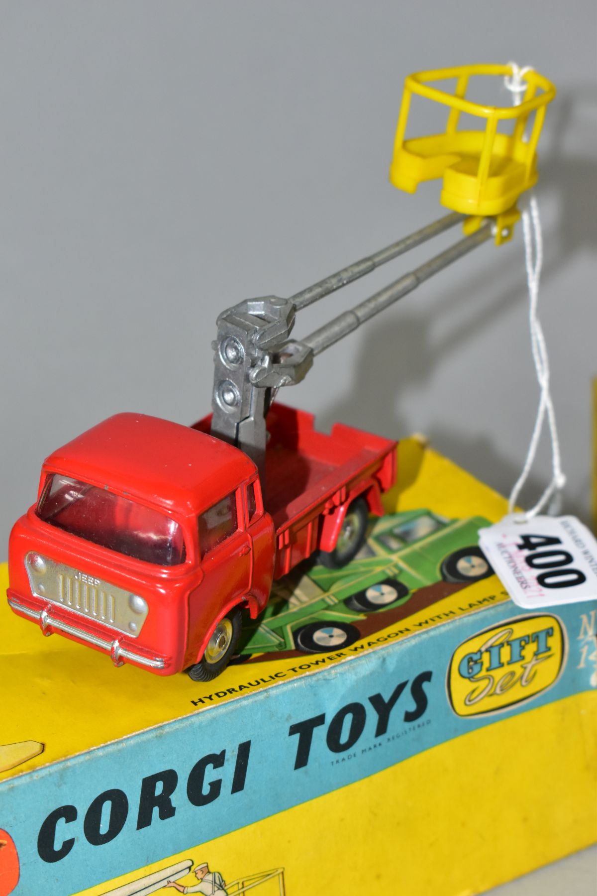 A BOXED CORGI TOYS GIFT SET, No 14, contains FC Jeep Tower Wagon, No 409 but is missing lamp - Image 6 of 11