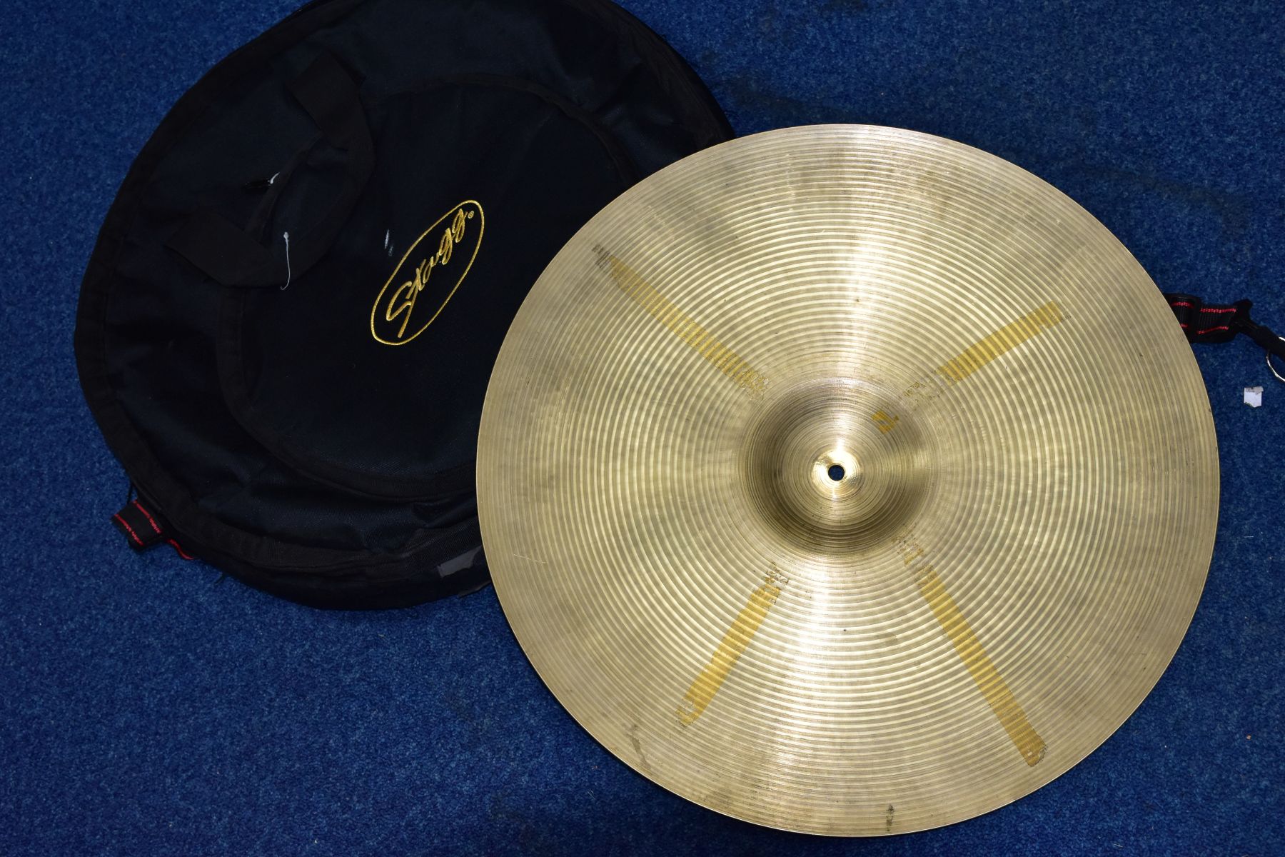 A 1960'S ZILDJIAN 22 INCH RIDE CYMBAL (WEIGHS MORE THAN 3KG) in a Stagg padded cymbal case - Image 3 of 3