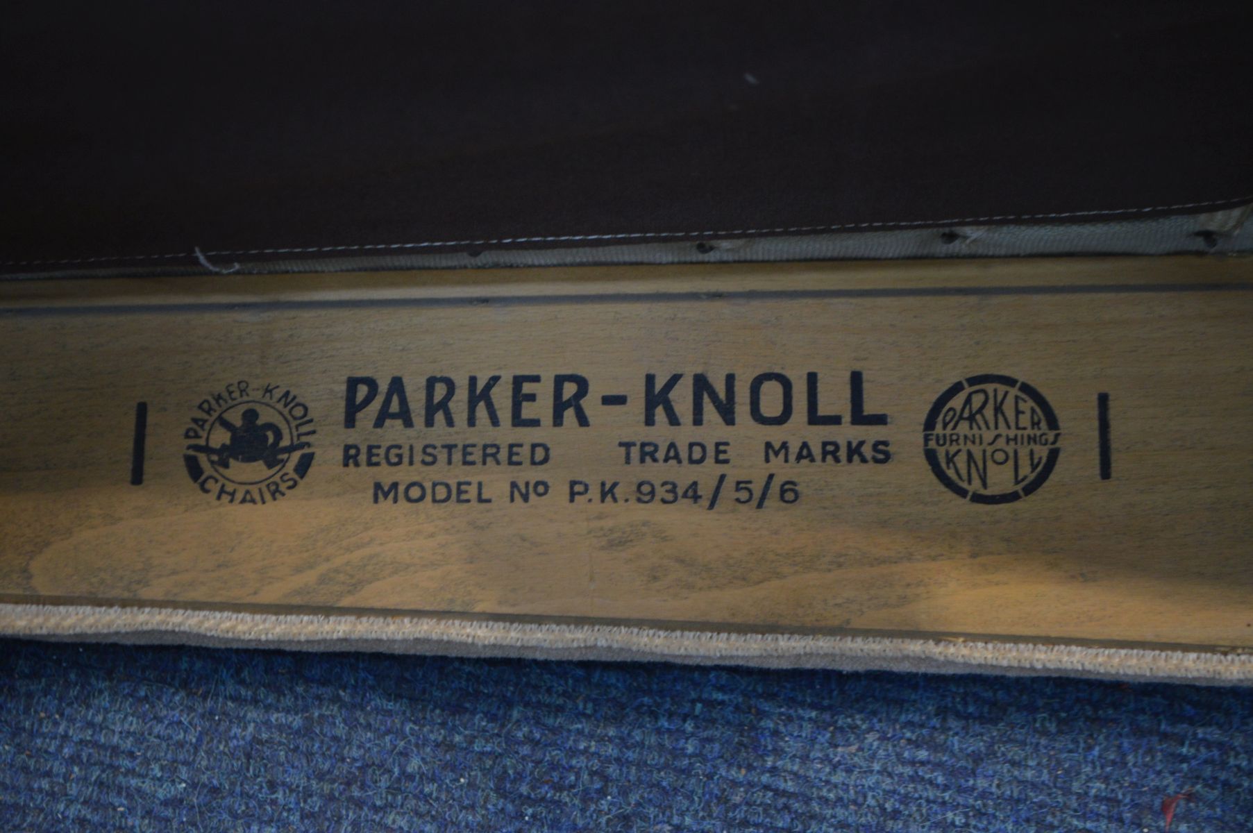 A PARKER KNOLL GAVOTTE CREAM UPHOLSTERED ARMCHAIR, on teak legs, stamped to underside pk934/5/6 ( - Image 4 of 4